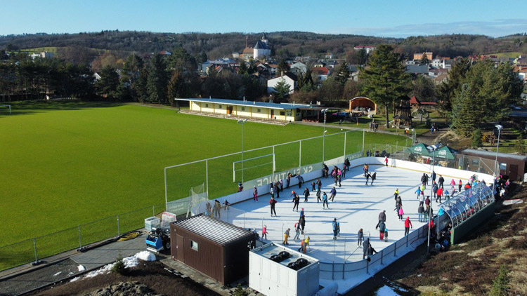 Ve Slatinicích se stále bruslí