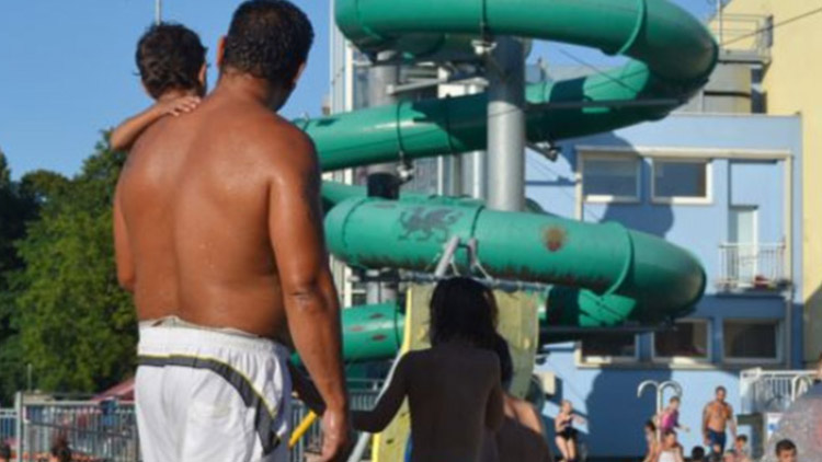 Posílená ochranka uklidnila  situaci v aquaparku