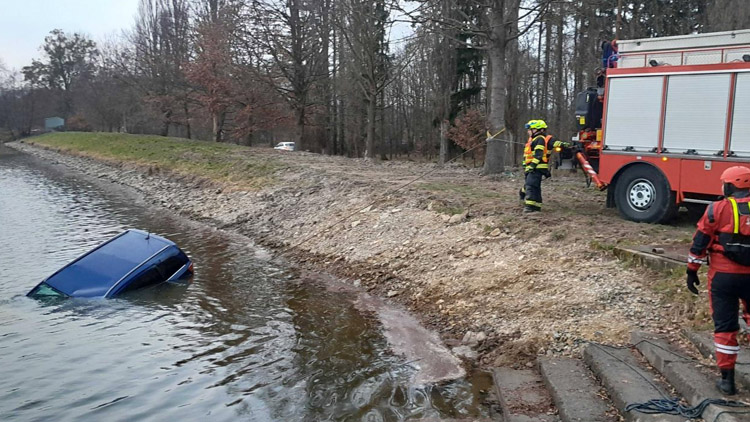 Automobil z rybníka vyprostili hasiči technickým speciálem
