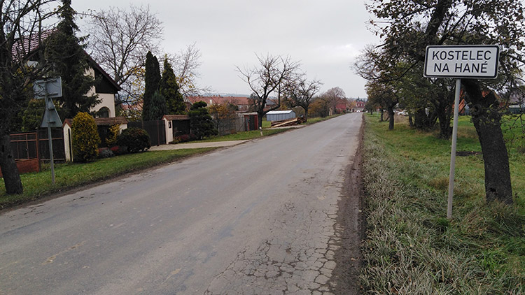 Komunikace z Kostelce na Hané do Lešan se dočká rekonstrukce