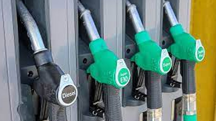 Benzín i nafta mírně zlevnily