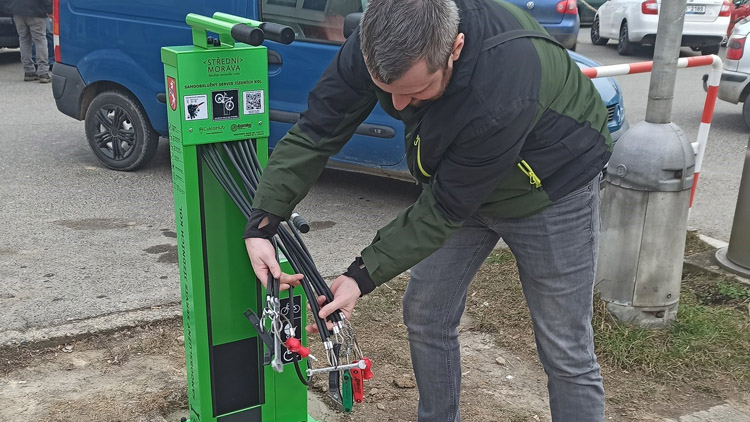 V Konici pomohli cyklistům-smolařům