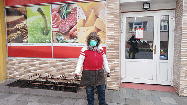 Celou zimu na stejném místě. Bezdomovkyně před obchodem vyhlíží syna