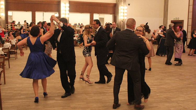 Bál Pomáháme tancem hlásil úspěch a slavil rekord