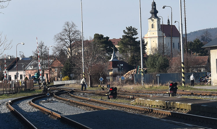 Muž sražený vlakem  leží v nemocnici