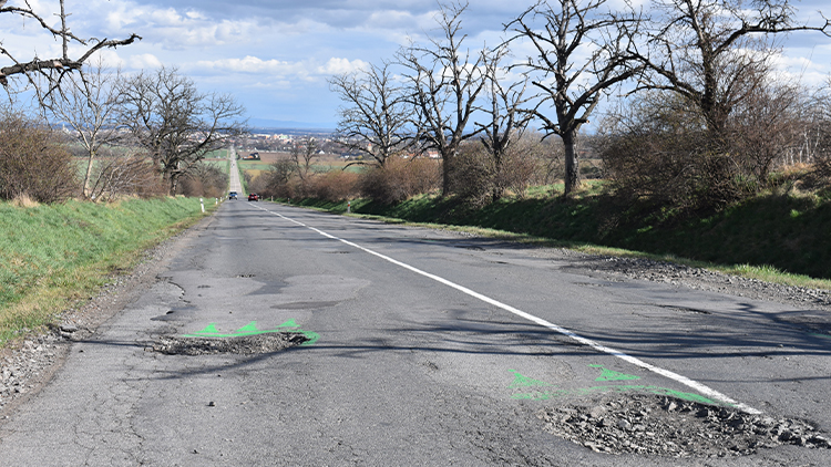 Pozor! Na silnici do Ohrozimi opět  čekejte DÍRY JAKO DO PEKLA