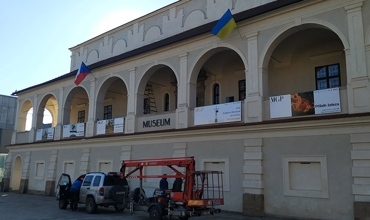 Muzeum opět vyvěsilo ukrajinskou vlajku. Budí emoce