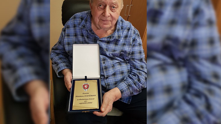 Bývalý fotbalový rozhodčí Břetislav Jurníček oceněn OFS Prostějov za dlouholetou činnost