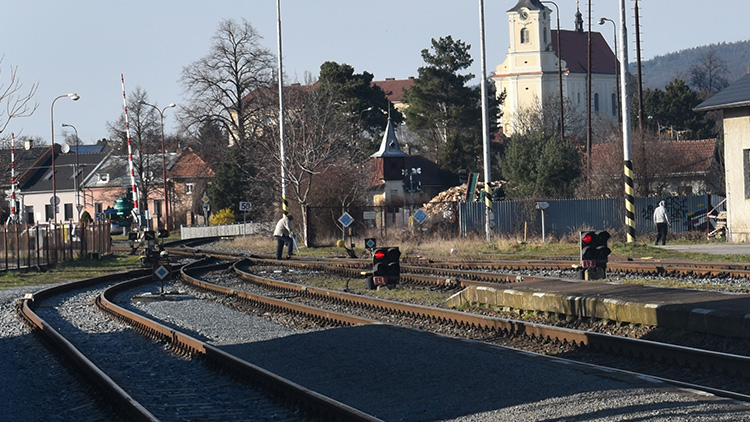 Stav muže sraženého vlakem se zlepšuje