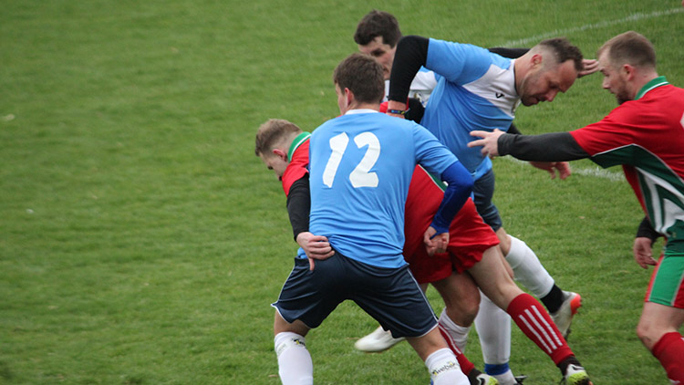 Čtyři penalty, dvě červené a divočina v nastavení