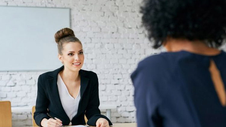 První dny v nové práci:  Zkouška ohněm, něco jako pohovor