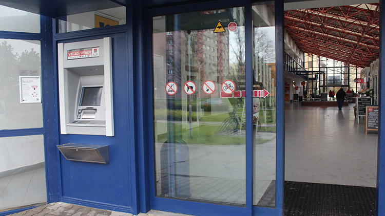 V Plumlovské vykradli bankomat!