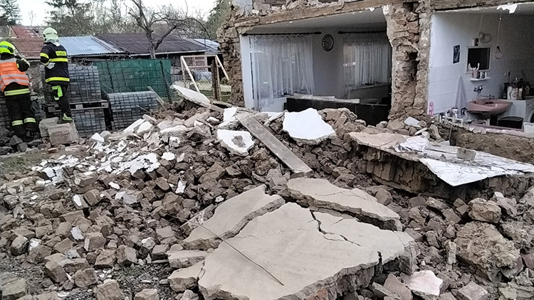Víkendové neštěstí v Dobromilicích: Zřítila se štítová stěna rodinného domu!