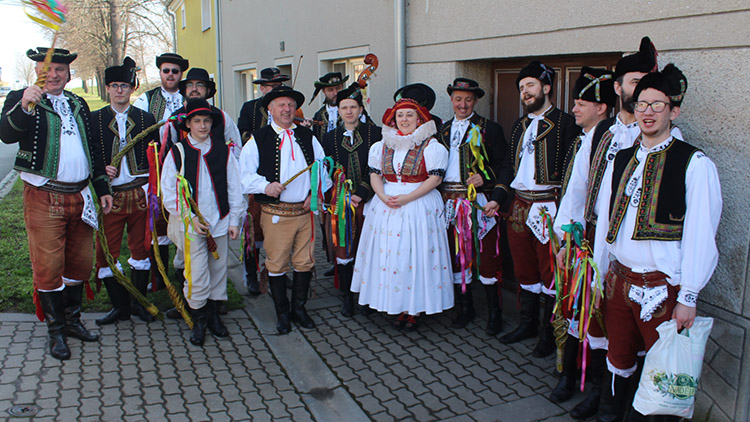 V krojích za pomlázkou! Klas uspořádal tradiční velikonoční jízdu