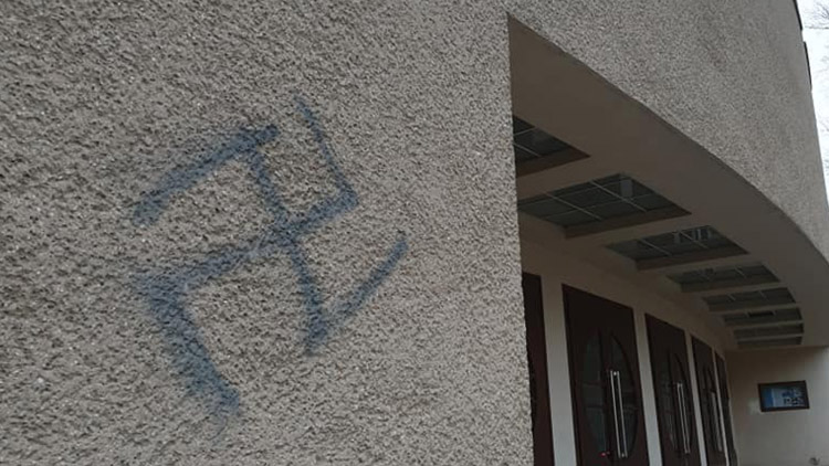 Pozornost udivených cestujících poutají hákové kříže 