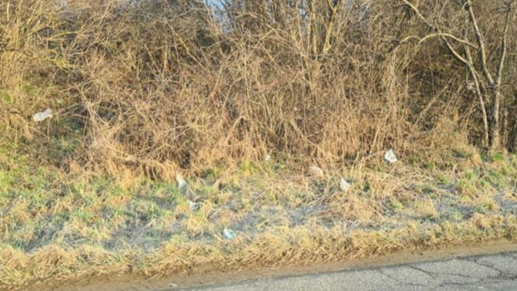 Plasty ze skladiště FCC  létají dál po polích