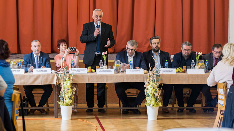 Zástupci mikroregionů diskutovali s hejtmanstvím na Kostelecku