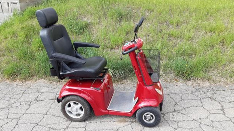 Srážka s cyklistkou poslala  invalidní ženu mezi auta