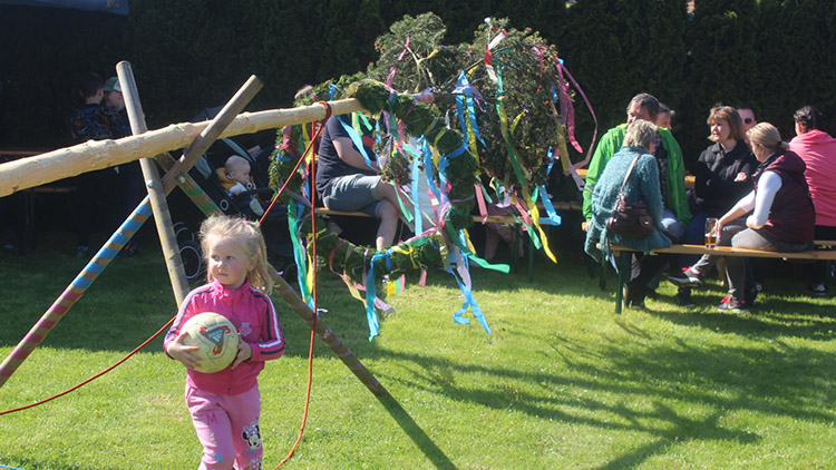 Událost měsíce! V Olšanech vztyčili hasiči májku  a potěšili stovky lidí