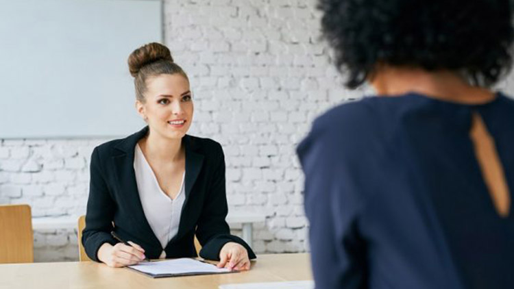 První dny v nové práci:  Zkouška ohněm, něco jako pohovor