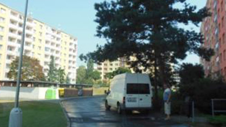 Řidiči ignorují značky! Nejen na sídlištích