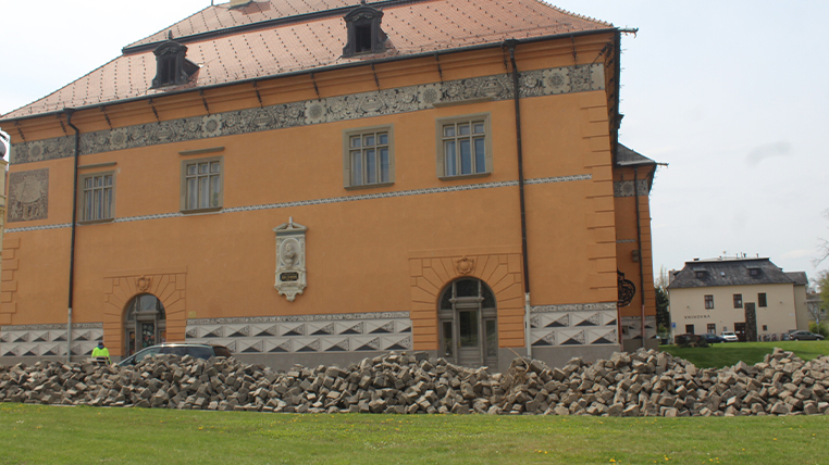 Hromady kamení se přesunou na nádvoří zámku