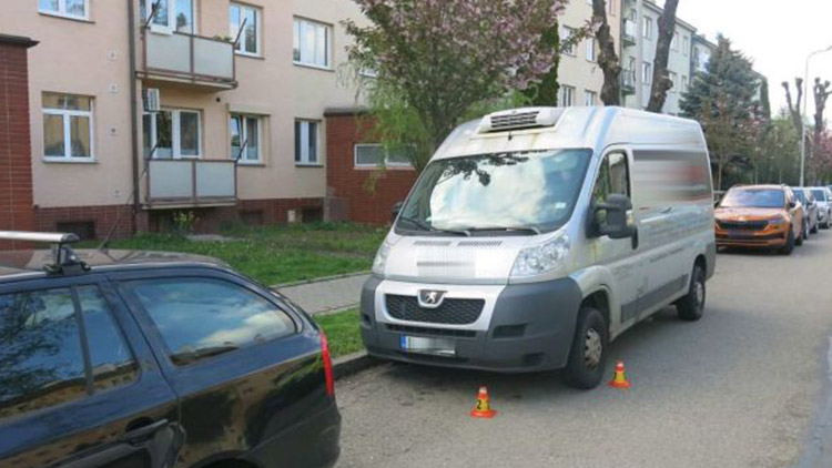 Při jízdě trefil zaparkované auto