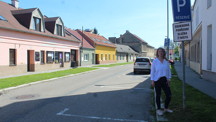 Likvidace podnikání v Mlýnské? Firmy se bouří proti rušení vyhrazených stání.