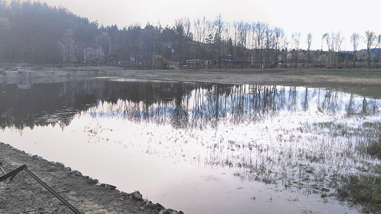 Přírodní koupaliště u Stražiska je zkolaudováno. Budeme se v něm letos koupat?