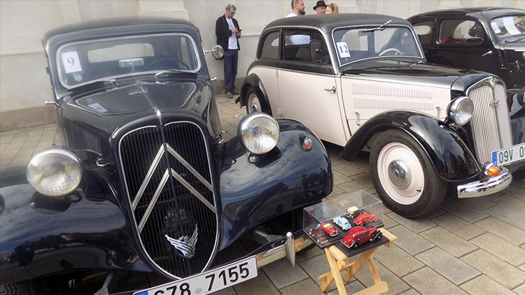 Historická vozidla obsadily náměstí a prosvištěly městem