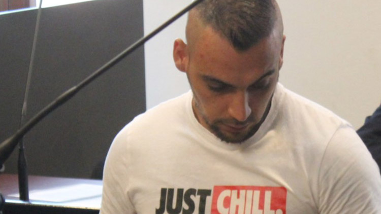 Feťák zkopal muže před nádražím! Zcela bezdůvodně.