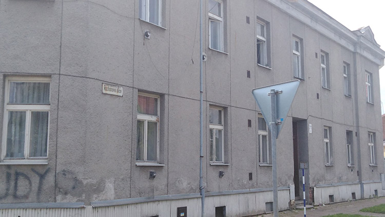 Zhrzený Lakatoš chtěl barák  u nádraží vyhodit do vzduchu!