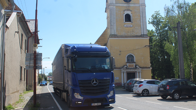 Zákaz stání pro kamiony si  v Mostkovicích pochvalují