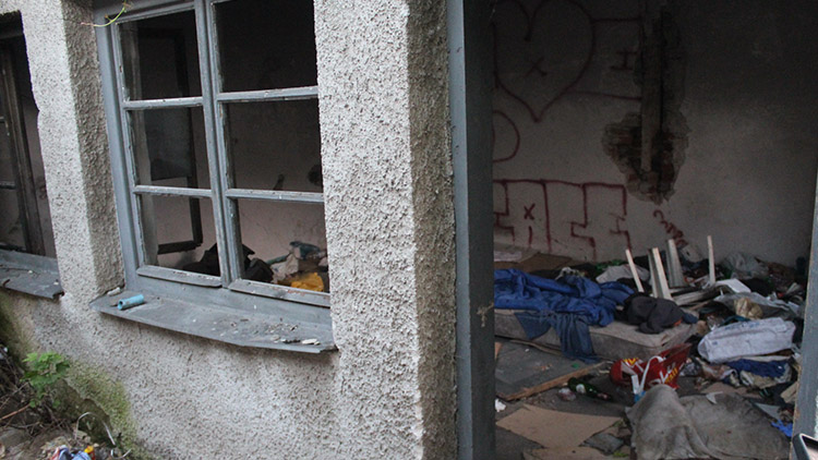 Bezdomovce našli  mrtvého u nádraží