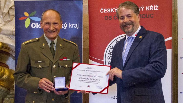 Zlaté kříže pro dárce krve. Zástupci hejtmanství předali ocenění