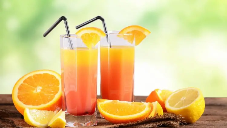 Osvěžující letní drinky – objevte  nejnovější trendy a zábavu ve sklenici