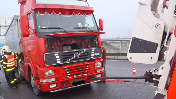 Lid zburcovaly sirény.  hlásily požár kamionu