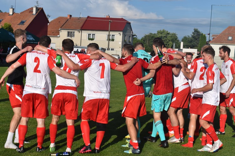 Fotbalová horečka v regionu!  Trojlístek klubů oslavil postup