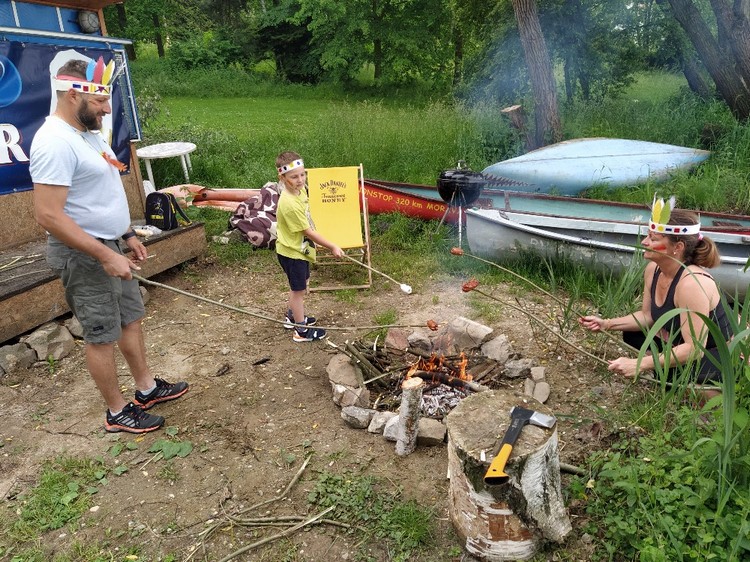 Indiánská stezka zavedla děti i rodiče  od školky v Držovicích až k přehradě