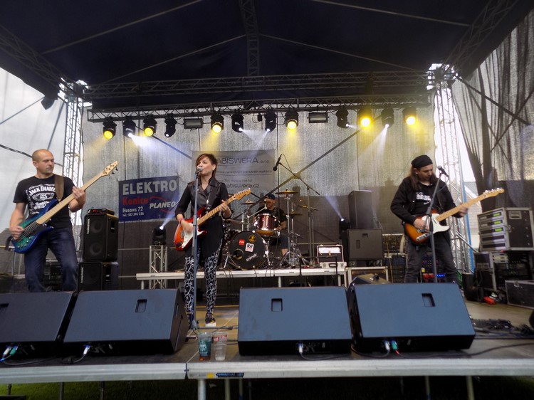 Rockové legendy to rozjely v Konici.  na legendární hity se pařilo do noci