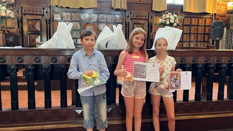 Mladí výtvarníci převzali ceny na radnici