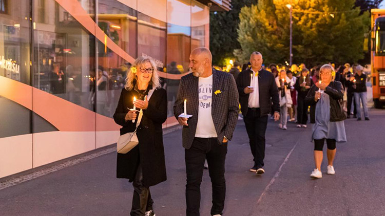 „Wolkrák“ zahájil průvod se svíčkami