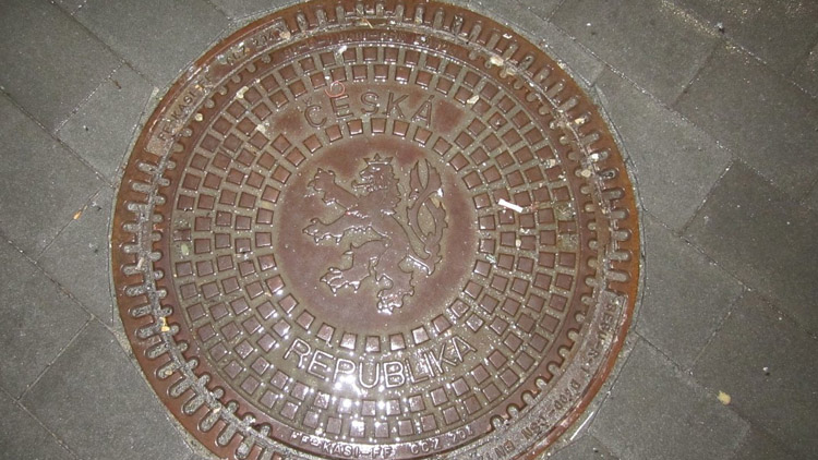 Kanálový poklop se propadl, opraví všechny