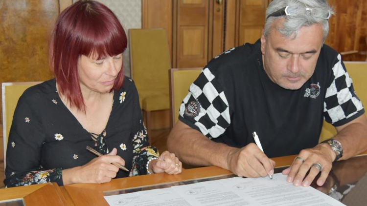 Podpis smluv o převodu pozemků