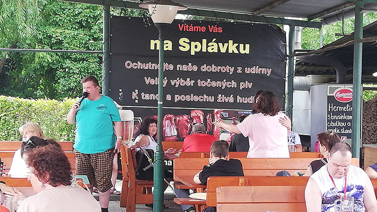 Český Bocelli potěšil nevidomé