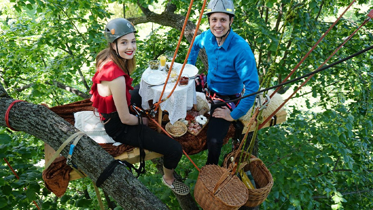 Víkend otevřených zahrad servíroval  LAHŮDKY přímo V KORUNĚ STROMU