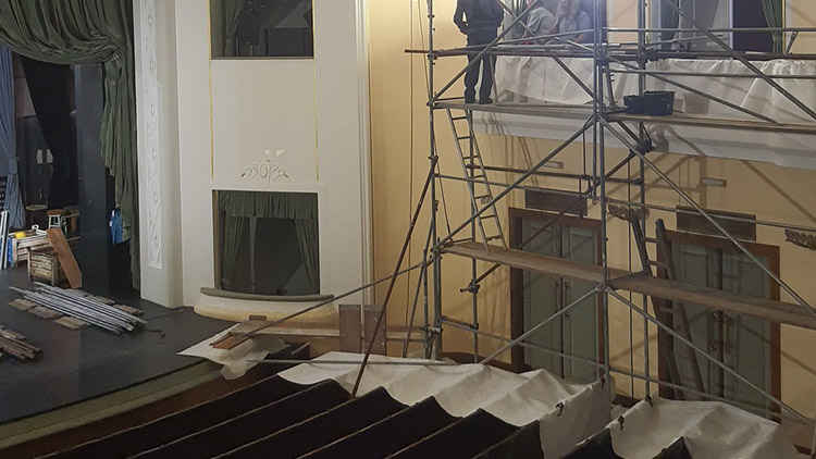 V divadle začala instalace vitráží nad lóžemi
