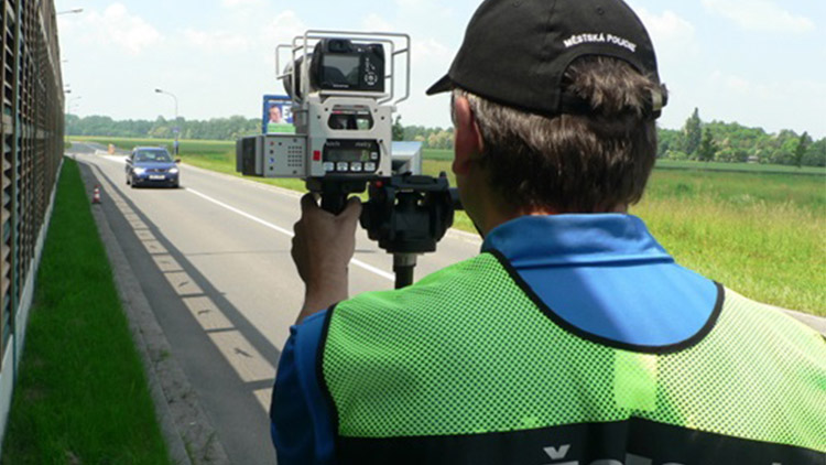 Strážníci využívají služeb informačních měřičů rychlosti