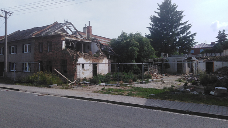 Rok po výbuchu v Olšanech na místě stále zůstávají ruiny sousedního domu