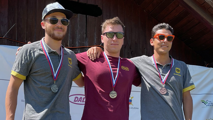 V Bledu týmy parašutistů Dukly Prostějov trápil vítr,  přesto junior Zbíral zvítězil a Hynek Tábor má bronz